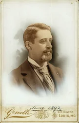 Brustporträt von Charles Guille Warner im Anzug und gemusterter Krawatte